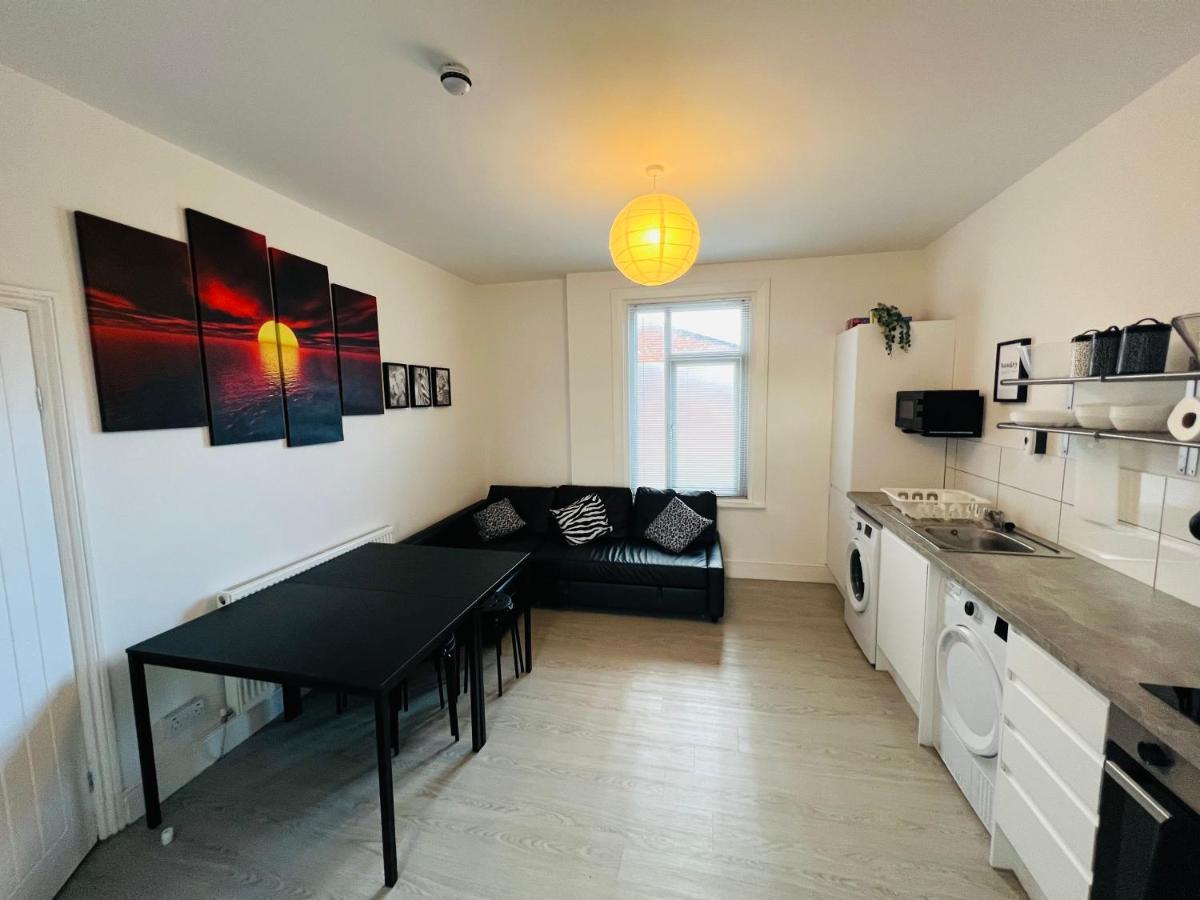 Safari Apartment, Free Parking, 10Min Walk To Blackpool Tower, Sleeps 12 Esterno foto